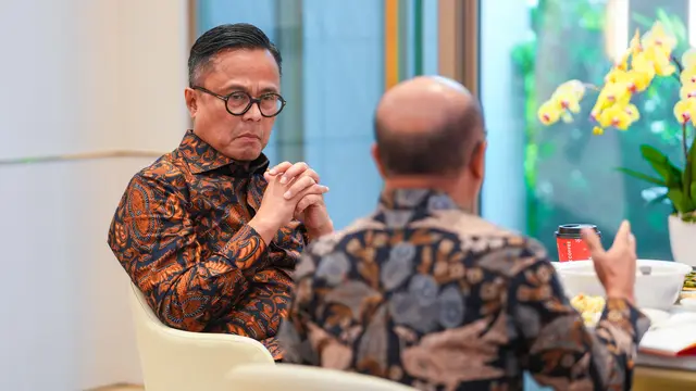 Kepala Badan Pengaturan BUMN, Dony Oskaria bersama dengan manajemen Indonesia Financial Group (IFG). (Dok Danantara)