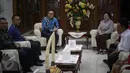 Ketua Umum PDI-P Megawati Soekarnoputri (kanan) berbincang dengan Ketua Umum Partai Amanat Nasional Zulkifli Hasan di kediaman Megawati di Jalan Teuku Umar, Jakarta, Selasa (22/11). (Liputan6.com/Faizal Fanani)