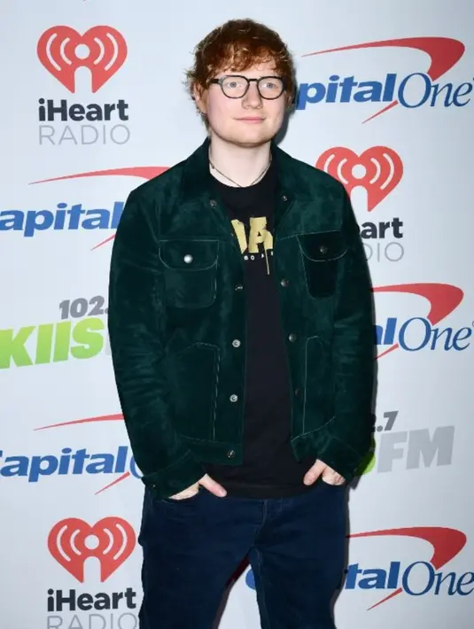 Penyanyi berambut merah ini pun kembali satu tahun kemudian. Namun dirinya, tak kembali dengan tangan kosong. (EMMA MCINTYRE / GETTY IMAGES NORTH AMERICA / AFP)