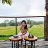 Tengah menjalani liburan di Bali, Lulu Tobing memilih untuk menginap di Ubud yang jauh dari pantai. Menikmati ketenangan, ia pun tampil stylish dengan dress berwarna putih yang makin memancarkan pesona kecantikannnya. (Liputan6.com/IG/@lutob)
