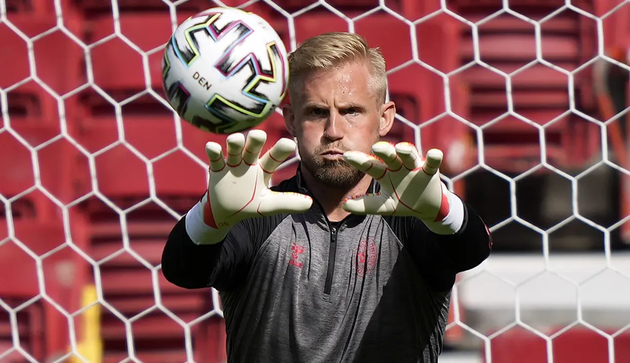 Kiper timnas Denmark Kasper Schmeichel berlatih selama sesi latihan tim di stadion Parken di Kopenhagen, Jumat (11/6/2021). Timnas Denmark akan berhadapan dengan Timnas Finlandia pada laga pembuka Grup B Euro 2020, Sabtu (12/6) malam. (AP Photo/Martin Meissner)
