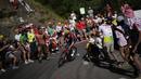 Pebalap tim Ineos Grenadiers, Thomas Pidcock melepaskan diri dari rombongan saat Stage 12 Tour de France 2022 yang menempuh rute sepanjang 165,1 km dari Briancon hingga L'Alpe-d'Huez, di Pegunungan Alpen, Prancis, Jumat (14/07/2022). (AP/Thibault Camus)