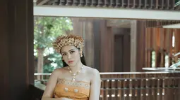 Outfit yang kental adat Bali ini membuat penampilan Jessica Iskandar bak orang bangsawan. aksesori keemasan. Mulai dari kalung berliontin dengan aksen mutiara serta anting-anting membuat Jedar elegan. (Liputan6.com/IG/@inijedar)