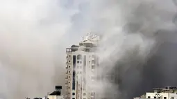 Kepulan asap menutupi langit Palestina setelah militer Israel kembali menghujani kota Gaza pada Sabtu, (9/8/2014). (REUTERS/Suhaib Salem)