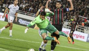 Kiper USM Alger, Oussama Benbot, menjadi sasaran laser hijau selama pertandingan perempat final Piala Konfederasi CAF antara AS FAR Maroko dan USM Alger Aljazair di Stadion Pangeran Moulay Abdellah di Rabat pada 30 April 2023. (FADEL SENNA/AFP)