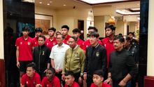 Para pemain Timnas Indonesia U-20 ditemui oleh pengurus PSSI di Hotel Sultan, Jakarta, Kamis (30/3/2023) siang. (Bola.com/Hery Kurniawan)
