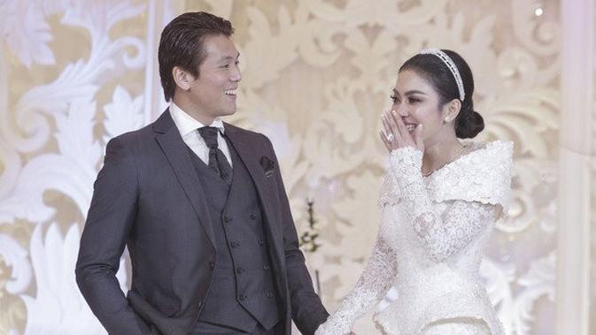 Momen resepsi pernikahan Syahrini dan Reino Barack (Sumber: KapanLagi.com)