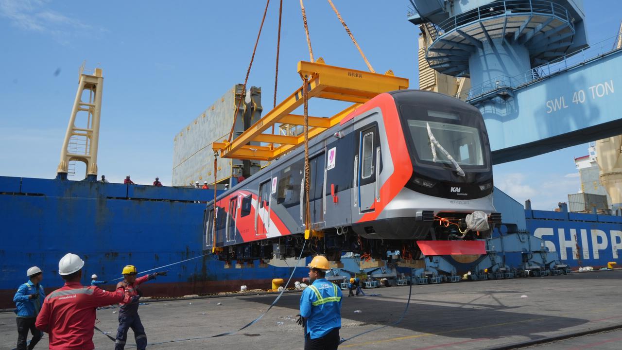 Potret 7 Rangkaian KRL Impor Buatan China Tiba di Indonesia