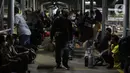 <p>Sejumlah pemudik pejalan kaki antre masuk ke kapal "Roll on-Roll off" (RoRo) untuk menyeberang di Pelabuhan Merak, Banten, Jumat (29/4/2022) dini hari. Berdasarkan data yang dirilis ASDP Cabang Merak, hingga pukul 20.00 WIB, Rabu, 28 April 2022, jumlah penumpang yang menyeberang dari Pelabuhan Merak ada 261.741 orang. (Liputan6.com/Angga Yuniar)</p>