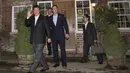 Presiden Cina Xi Jinping (depan) melambaikan tangan ke kamera usai minum bir bersama di sebuah bar, Inggris, Kamis (22/10/2015). PM David Cameron mengajak Presiden China Xi Jinping untuk minum bir bersama. (REUTERS/Kirsty Wigglesworth)