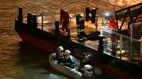 Petugas menyisir Sungai Danube di Budapest, lokasi kapal wisata yang membawa turis Korea Selatan tenggelam. (AP)