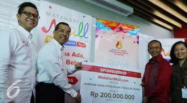  Bantuan sebesar Rp.200 juta sebagai wujud komitmen Mataharimall.com dalam mendukung pengusaha muda Indonesia dalam bersaing di era revolusi industri dan memasuki Masyarakat Ekonomi Asean (MEA), Jakarta, Kamis (19/5/2016). (Liputan6.com/Angga Yuniar)