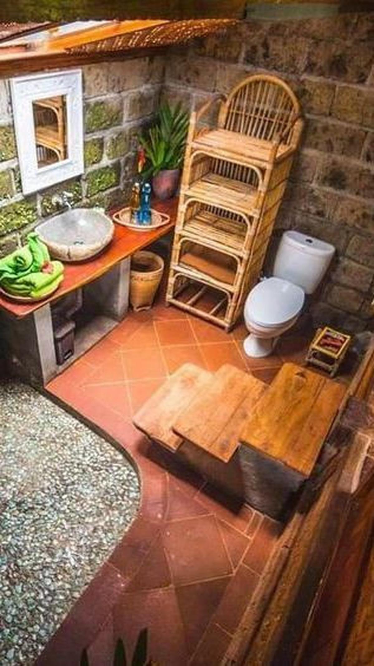 Kamar Mandi Khas Pedesaan yang Luas Tapi Sederhana&nbsp;