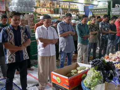 Umat muslim melaksanakan ibadah salat Jumat pertama pada bulan Ramadhan 1445 H di Pasar Tanah Abang, Jakarta,Jumat (15/3/2024). (Liputan6.com/Herman Zakharia)