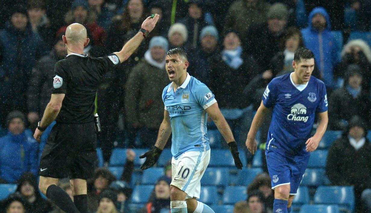 Pemain Manchester City, Sergio Aguero (tengah) memprotes keputusan wasti pada lanjutan Liga Premier Inggris di Stadion Etihad, Manchester, Kamis (14/1/2016) dini hari WIB. (AFP Photo/Oli Scarff)