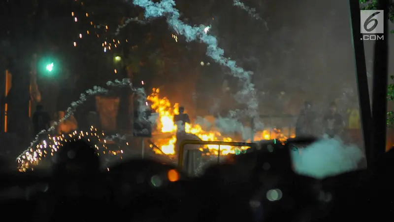 Kawasan Tanah Abang Rusuh Polisi Paksa Mundur Massa Aksi