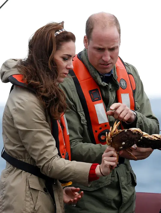 Kate Middleton dan Pangeran William melihat kepeting hasil tangkapannya saat memancing bersama di Haida Gwaii, Kanada, (30/9). (REUTERS/Chris Wattie)