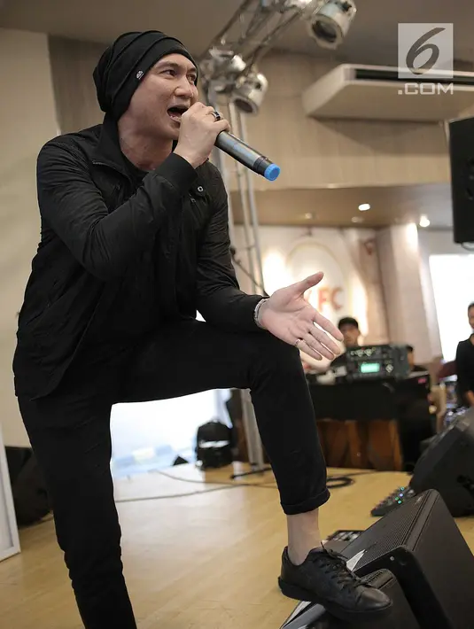 Aksi Anji saat peluncuran CD album resmi Asian Games 2018 yang berjudul 'Energy of Asia' di kawasan Jakarta, Kamis (19/7). Lagu dalam 'Energy of Asia' menunjukkan keragaman musik di Indonesia. (Liputan6.com/Faizal Fanani)