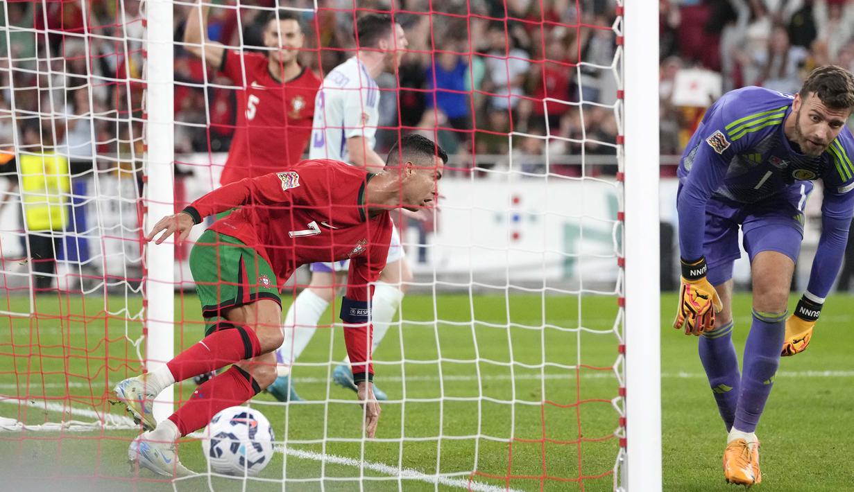 CR7 mencetak gol penentu pada menit ke-88 lewat sontekan jarak dekat meneruskan crossing Nuno Mendes. Skor 2-1 menjadi hasil akhir laga ini. (AP Photo/Armando Franca)