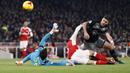 Pemain Arsenal, Gabriel Paulista (tengah) dan kiper Arsenal, Emiliano Martinez,  menghadang sepakan pemain Southampton, Shane Long  pada laga Piala Liga Inggris 2016-2017 di Emirates Stadium, (30/11/2016).  (Reuters/Stefan Wermuth)