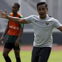 Asisten pelatih Timnas Indonesia U-22, Yunan Helmi, memberikan instruksi saat latihan di Lapangan ABC Senayan, Jakarta, Selasa (8/1). Latihan ini merupakan persiapan jelang Piala AFF U-22. (Bola.com/Vitalis Yogi Trisna)