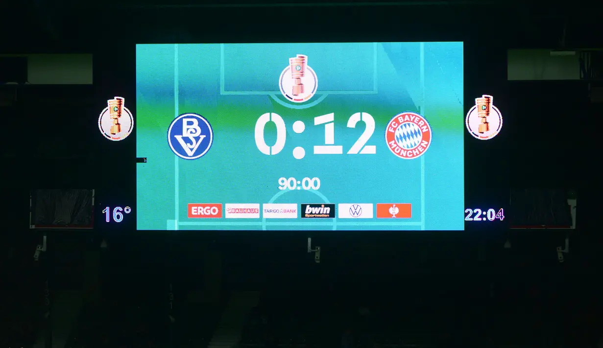 Layar menunjukkan hasil akhir 0-12 setelah pertandingan sepak bola putaran pertama Piala Jerman (DFB Pokal) Bremen SV vs Bayern Munchen, di Bremen, Jerman utara (25/8/2021).  (AFP/Patrik Stollarz)