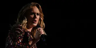 Penggemar Adele belakangan ini memang sedang bersedih lantaran sang idola yang membatalkan konsernya. Selain itu, Adele pun juga mengabarkan bahwa dirinya hendak berpindah tempat tinggal. (AFP/Bintang.com)