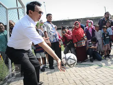 Gubernur DKI, Basuki Tjahaja Purnama (Ahok) bermain bola dengan menjadi kiper usai meresmikan RPTRA Tahap II Provinsi DKI Jakarta, di Jalan Pluit Mas Utara, Kelurahan Pejagalan, Kecamatan Penjaringan, Jakarta, Rabu (6/4). (Liputan6.com/Faizal Fanani)