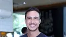 Hamish Daud, lelaki yang disebut-sebut tengah menjalin hubungan asmara dengan Nadine Chandrawinata, banyak menimba ilmu dari aktor senior Ray Sahetapy, selama menjalani syuting film 'Spy In Love'. (Nurwahyunan/Bintang.com)