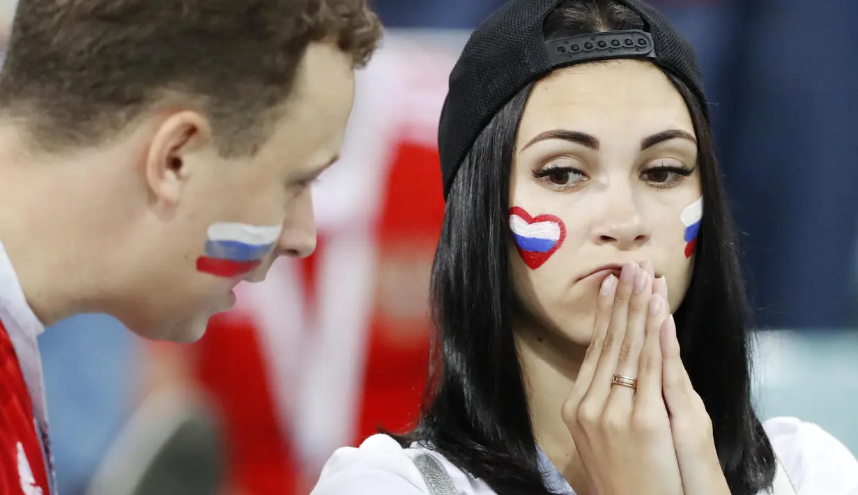 Suporter tampak kecewa usai Rusia kalah dari Kroasia pada laga perempat final Piala Dunia di Stadion Olimpiade Fisht, Sabtu (7/7/2018). Rusia kalah adu penalti dengan skor 3-4 dari Kroasia. (AP/Darko Bandic)