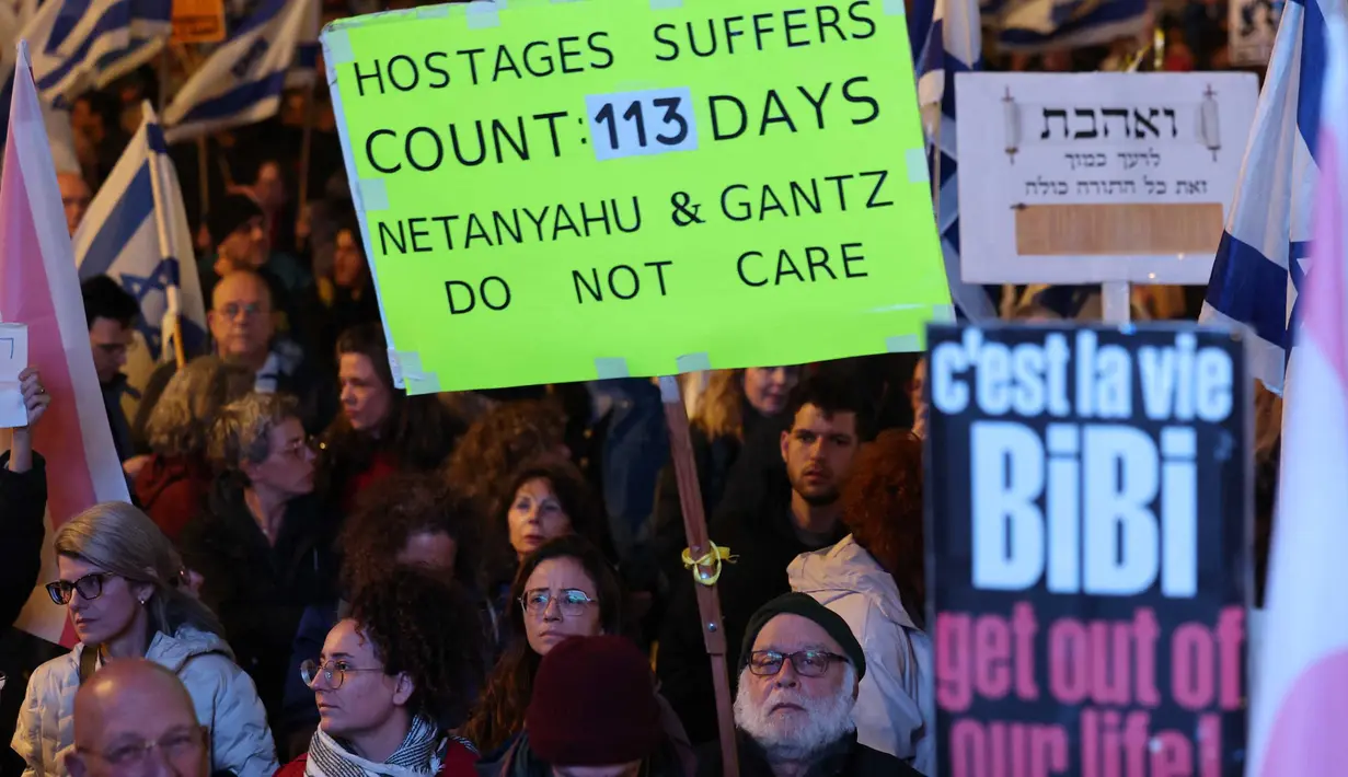 Mereka menentang serangan militer Israel ke wilayah Gaza. (AHMAD GHARABLI/AFP)