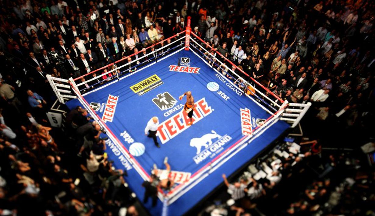 Floyd Mayweather Jr. saat memukul KO Victor Ortiz di ronde 4 untuk merebut gelar juara dunia Kelas Welter WBC. 17 September 2011. (AFP).