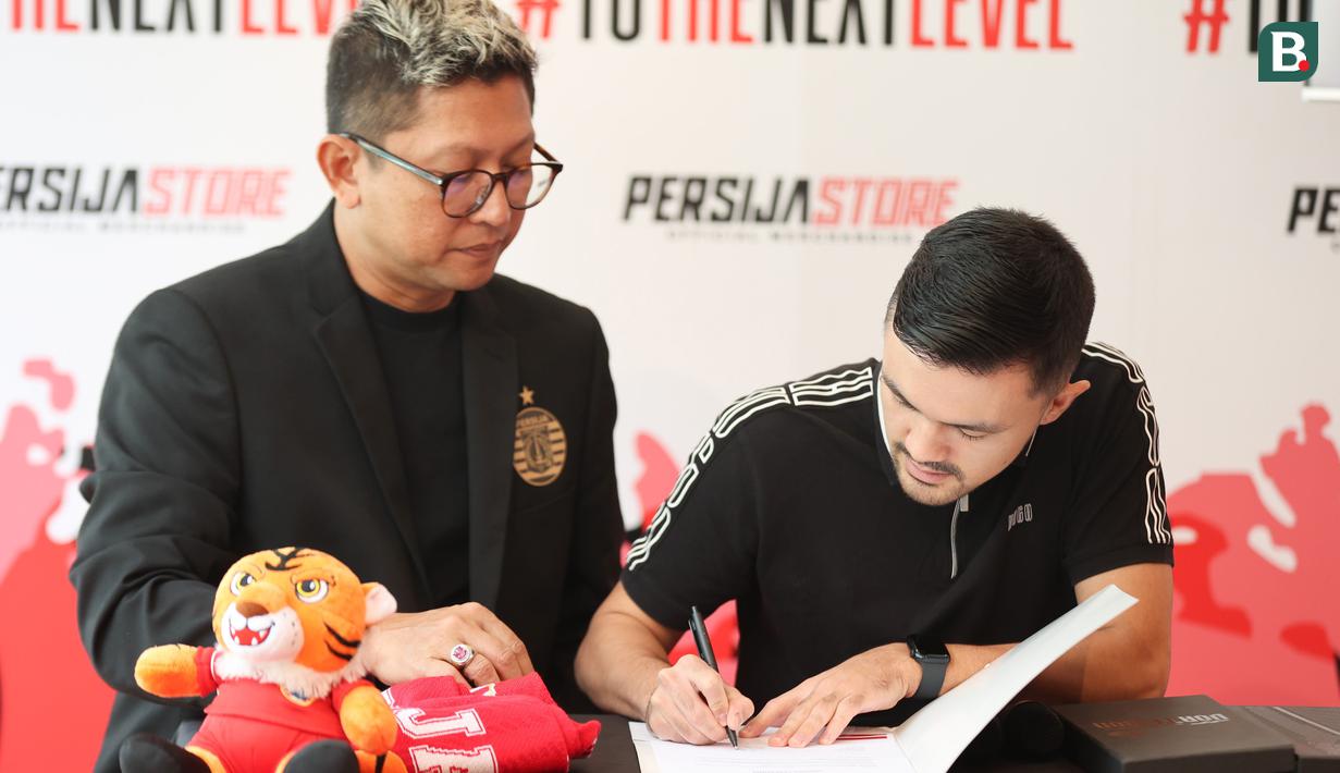 <p>Oliver Bias (kanan), pemain asing baru Persija Jakarta asal Filipina menandatangani surat kontrak didampingi Presiden Persija Jakarta, Muhammad Prapanca dalam acara perkenalan di Persija Store, Kuningan, Jakarta Selatan, Kamis (27/7/2023). (Bola.com/Abdul Aziz)</p>