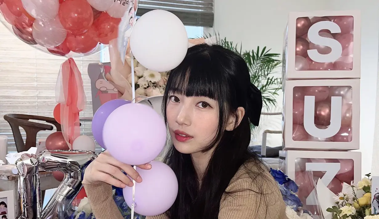 Potret Suzy saat merayakan ulang tahunnya. [Foto: Instagram/ skuukzky]