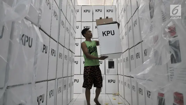Perakitan Kotak Suara di Gudang KPUD Bekasi