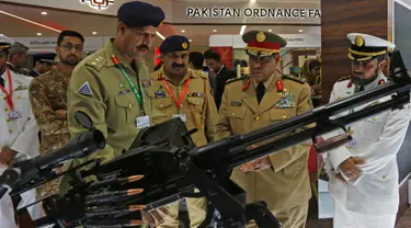 Delegasi dari negara-negara lain mendengarkan penjelasan tentang senjata alat tempur saat Pameran Pertahanan Internasional dan Seminar "IDEAS 2016" di Karachi, Pakistan (23/11). IDEAS sebuah pameran yang digelar dua tahun sekali. (Reuters/Akhtar Soomro)