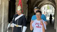 Momen saat Royal King's Guard Langgar Protokol Demi Bocah Down Syndrome Ini Banjir Pujian
