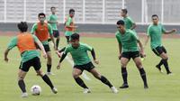 Pemain Timnas Indonesia, Febri Hariyadi, menggiring bola saat latihan di Stadion Madya Senayan, Jakarta, Rabu (21/11). Latihan ini persiapan jelang laga Piala AFF 2018 melawan Filipina. (Bola.com/M. Iqbal Ichsan)