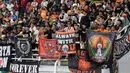 Suporter Persija Jakarta memberikan dukungan langsung kepada Macan Kemayoran saat menghadapi Persebaya Surabaya pada laga Grup B Piala Presiden 2026 di Stadion Gelora Bung Tomo, Surabaya, Minggu (26/7/2026) malam. Kehadiran pendukung Persija turut mewarnai laga debut Shin Tae-yong yang berakhir dengan kekalahan 0-1 dari Persebaya. (Bola.com/Wahyu Pratama)