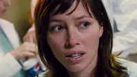 Kepala Jessica Biel Kemasukan Paku di Trailer Accidental Love
