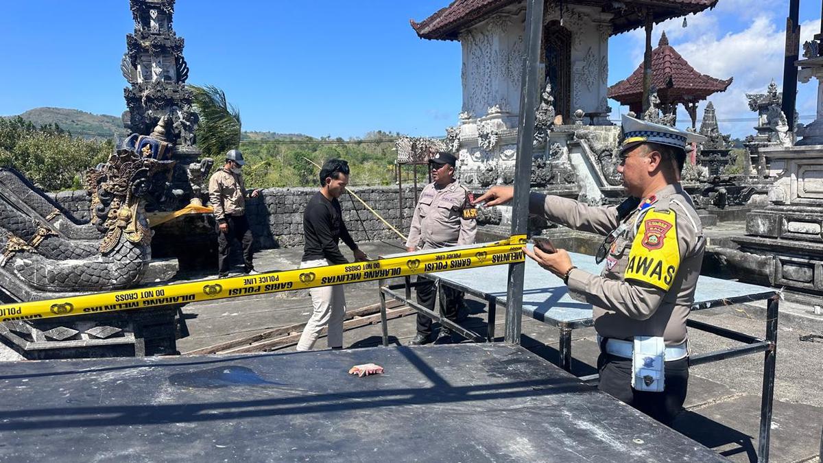 Kepolisian mendatangi Pura Puseh Desa Adat Batumadeg, Kecamatan Nusa Penida, Kabupaten Klungkung Bali terbakar pada Kamis (3/9). (Dokumentasi Humas Polres Klungkung).