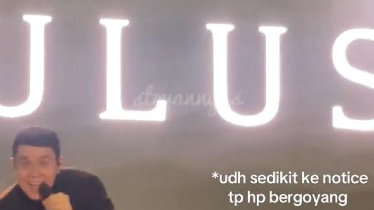 Akhirnya Tulus menyadari keberadaan wanita ini berkat kertas yang diangkatnya.
