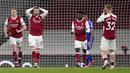 Ekspresi kecewa bek Arsenal, Calum Chambers (kedua dari kiri) usai gagal memanfaatkan peluang di depan gawang Everton dalam laga lanjutan Liga Inggris 2020/2021 pekan ke-33 di Emirates Stadium, London, Jumat (23/4/2021). Arsenal kalah 0-1 dari Everton. (AP/John Walton/Pool)
