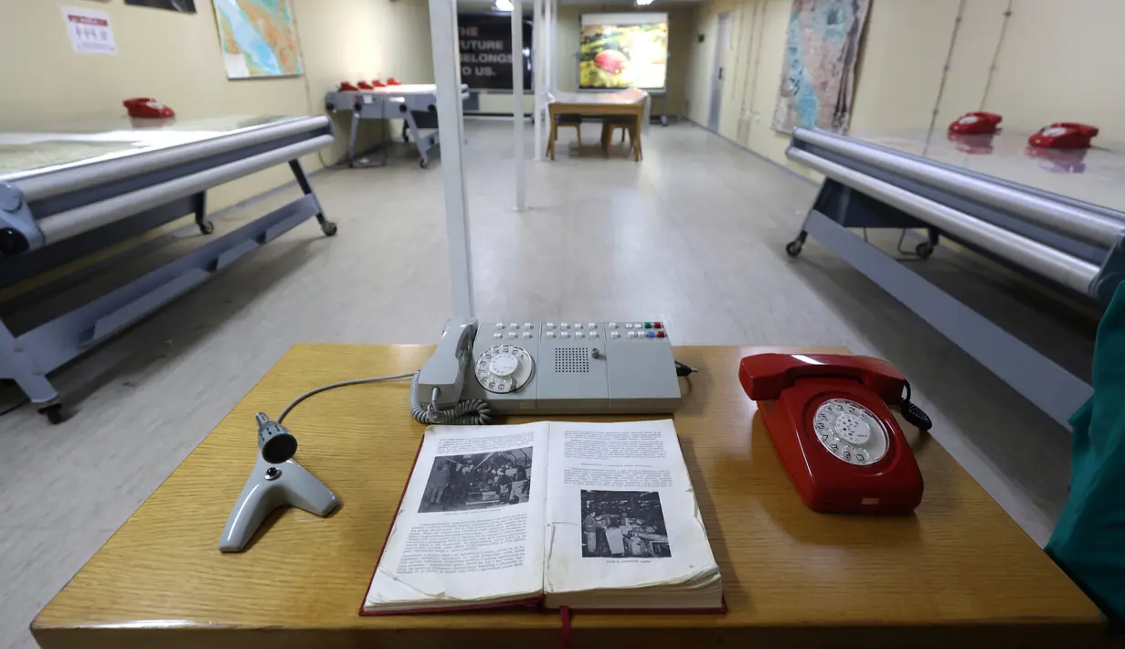 Tampilan umum ruang komando utama dalam komando perang atom bawah tanah Josip Broz Tito di Konjic, Bosnia, 17 Oktober 2022. Bunker ini dibangun selama 26 tahun. (AP Photo/Armin Durgut, File)