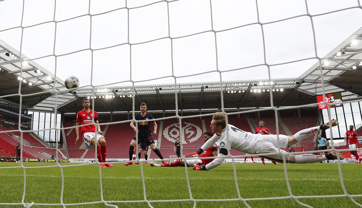 Ketajaman striker asal Jerman itu telah dibuktikan dengan koleksi 29 gol nya di Bundesliga musim ini. (AP/Kai Pfaffenbach)
