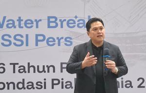 Ketua umum PSSI, Erick Thohir berbicara dalam Water Break PSSI Pers di GBK Arena Jakarta, Kamis (16/4/2026). (Bola.com/Hery Kurniawan)