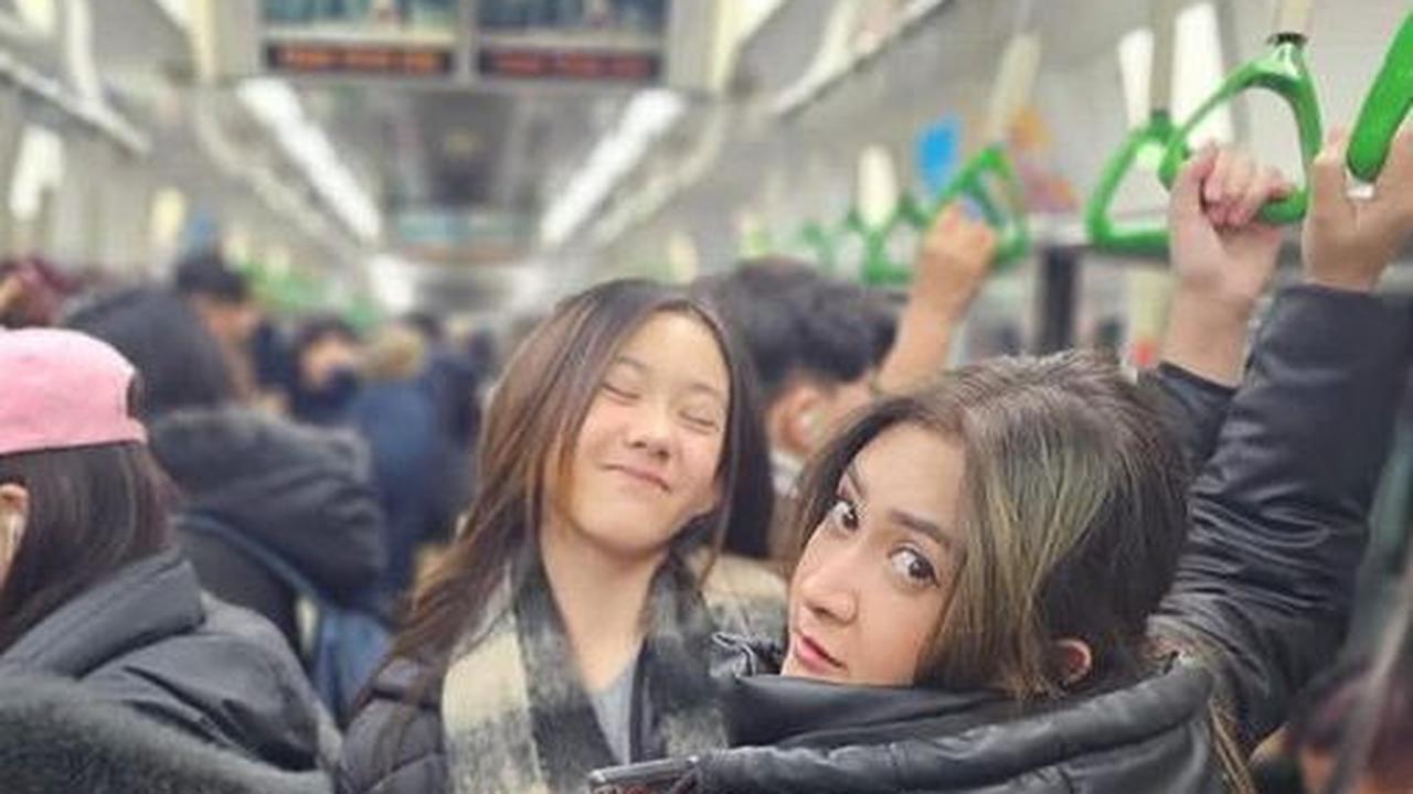 Potret Cantik Mikhaela Anak Nafa Urbach Liburan di Korea, Penampilannya Bak Adik Kakak dengan Sang Mama