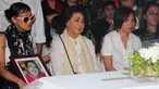 Rima Melati tak kuasa menahan tangis saat menghadiri pemakaman jenazah Frans Tumbuan di TPU Tanah Kusir, Kebayoran Lama, Jakarta, Rabu (25/3/2015). (Liputan6.com/Yoppy Renato)