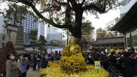 Orang tua menghadiri kebaktian khusus untuk mendoakan keberhasilan anak mereka dalam ujian masuk perguruan tinggi di kuil Buddha Jogyesa, Seoul, Rabu (17/11/2021). Sekitar 500.000 siswa SMA di Korea Selatan diperkirakan mengikuti Tes Kemampuan Skolastik Perguruan Tinggi. (AP Photo/Ahn Young-joon)