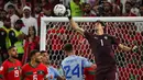 Kiper Maroko #01 Yassine Bounou membelokkan bola dari serangan pemain Spanyol pada babak 16 besar Piala Dunia 2022 di Education City Stadium, Al Rayyan, Rabu (6/12/2022) dini hari WIB. Sesuai prediksi, Maroko tampil tangguh untuk membuat Spanyol kesulitan. (JACK GUEZ / AFP)